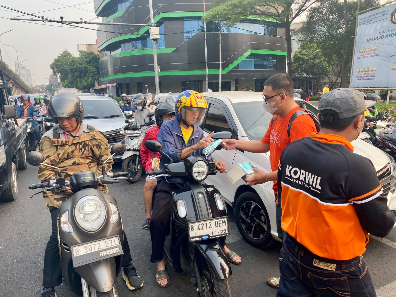 The Jakmania Turun ke Jalan, Bagikan Masker untuk Warga Jakarta
