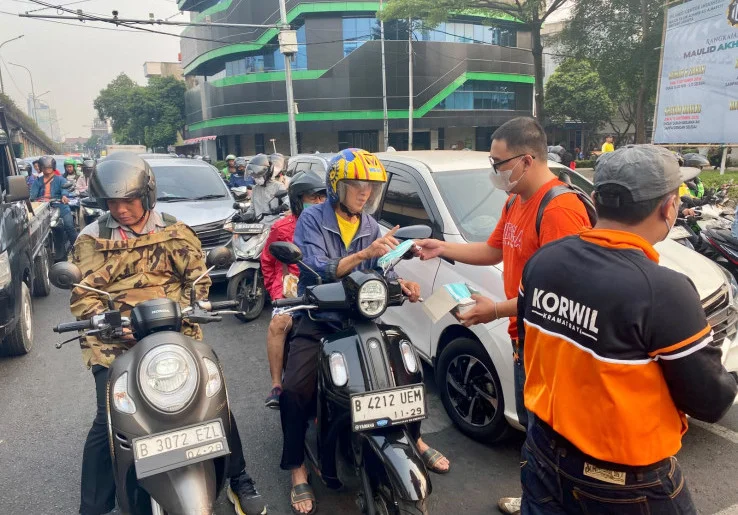 The Jakmania Turun ke Jalan, Bagikan Masker untuk Warga Jakarta