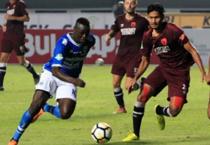 Ezechiel N'Douassel Dikabarkan Dicoret, Pelatih Persib Bandung Beri Respons