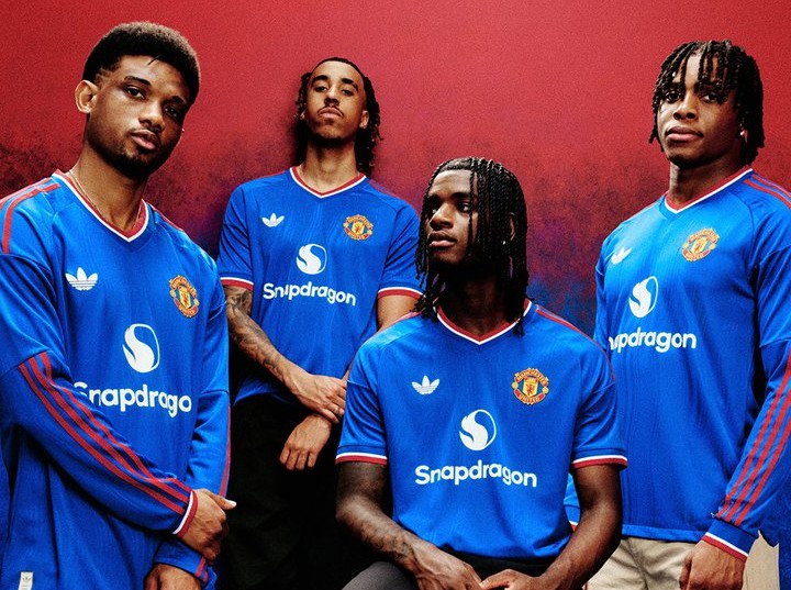 Manchester United Rilis Jersey Tandang Musim 2026/2027, Warna Biru dan Dihiasi Aliran Sungai 