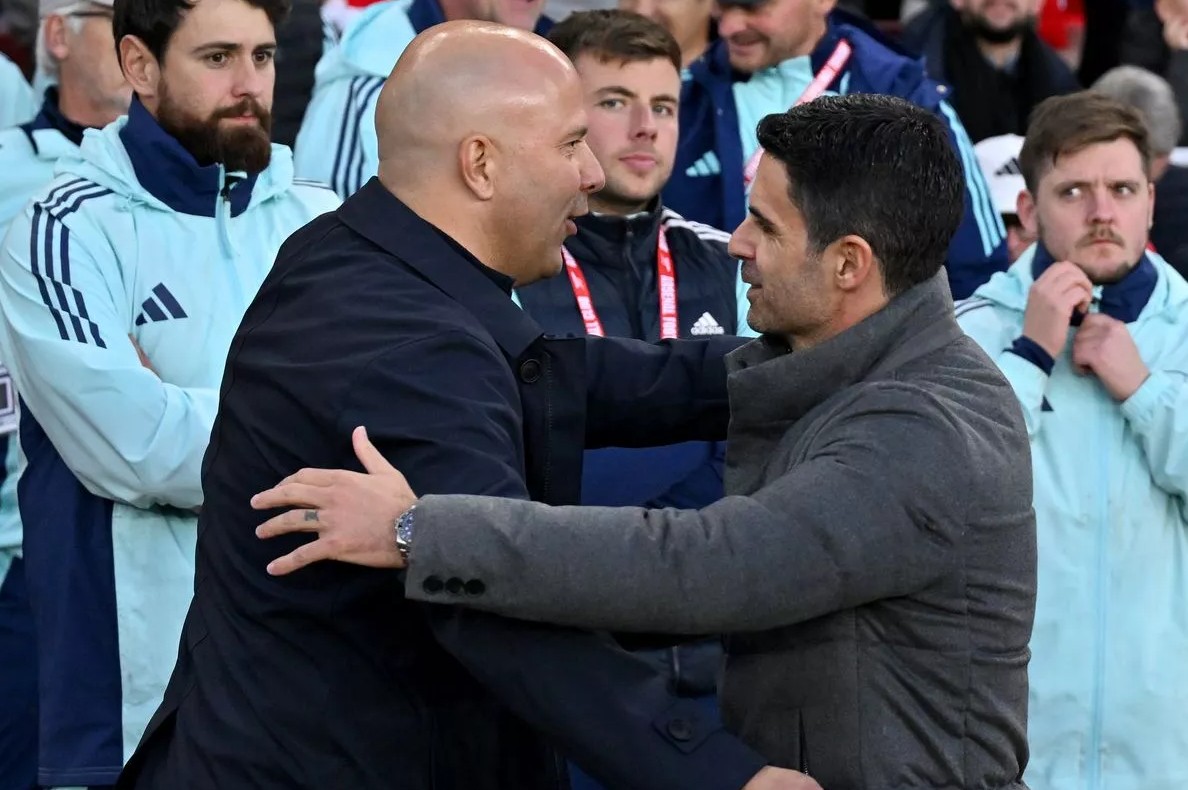 Arne Slot Beruntung Jadi 'Pewaris', Mikel Arteta Berjuang sebagai 'Perintis'