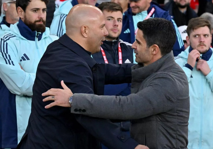 Arne Slot Beruntung Jadi 'Pewaris', Mikel Arteta Berjuang sebagai 'Perintis'