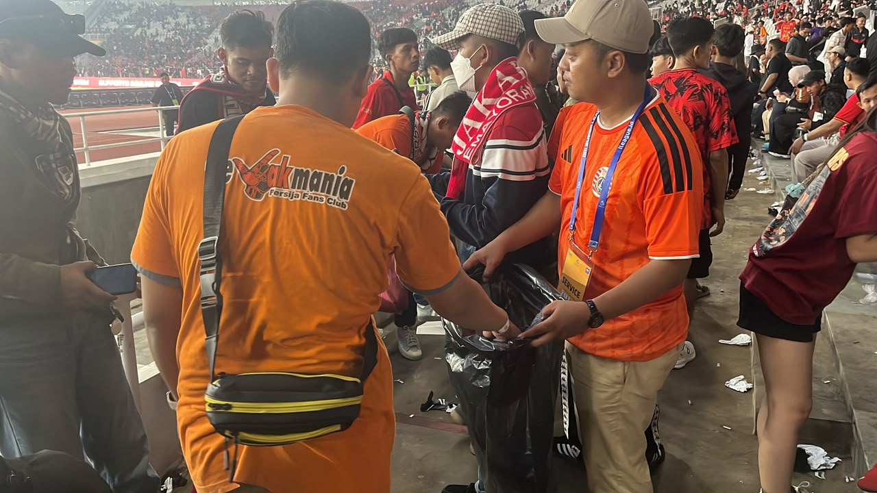 Usai Persija Vs Persib, The Jakmania Kompak Bersihkan Sampah di Tribun GBK