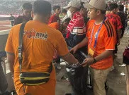 Usai Persija Vs Persib, The Jakmania Kompak Bersihkan Sampah di Tribun GBK