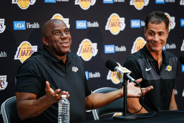 Mundur sebagai Presiden Lakers, Magic Johnson Menangis  