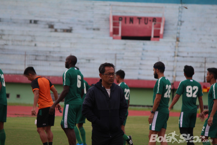 Debut Berakhir Kekalahan, Bek Muda Persebaya Dibela Aji Santoso
