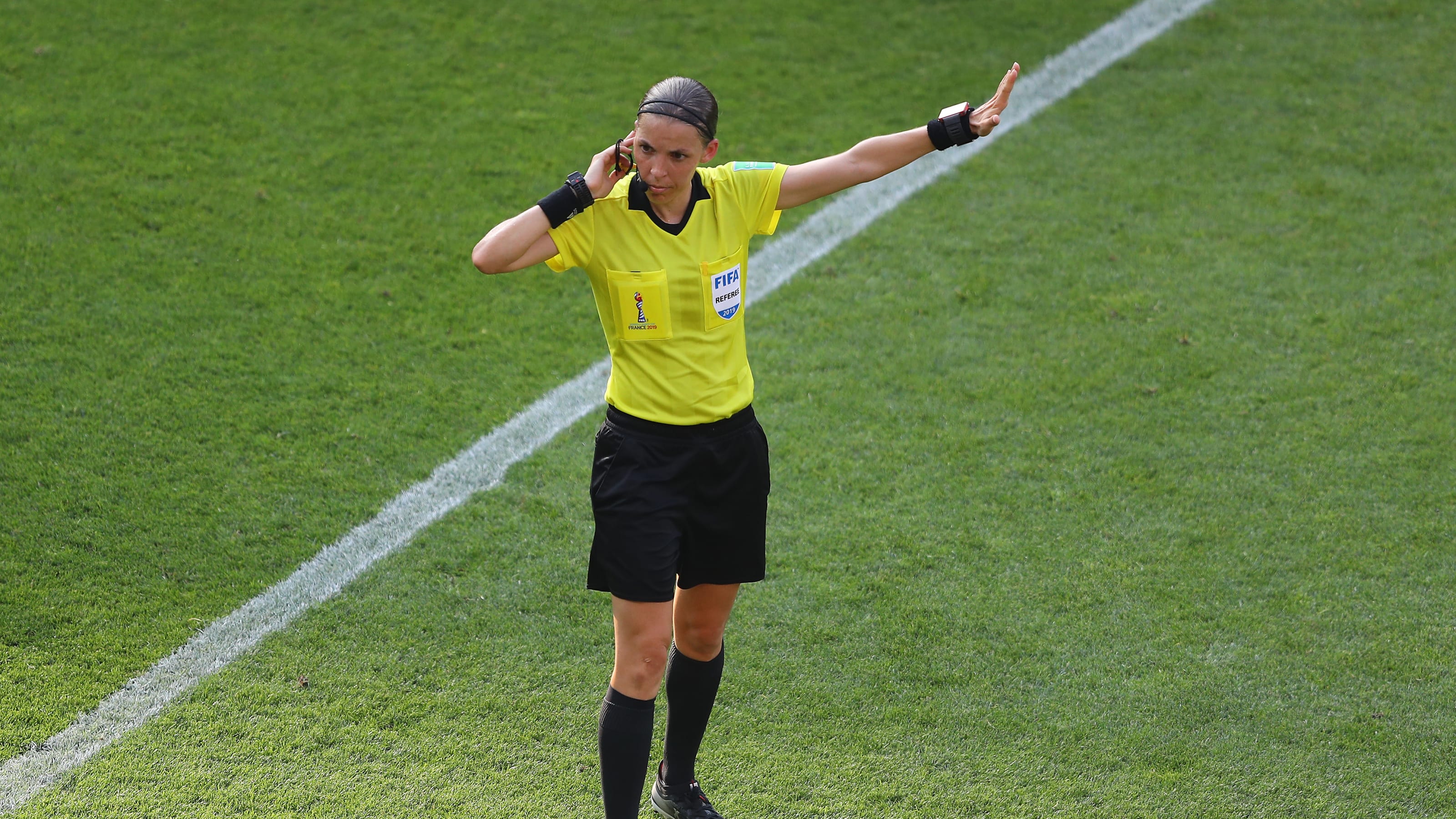 Stephanie Frappart, Wasit Perempuan Pertama di Liga Champions