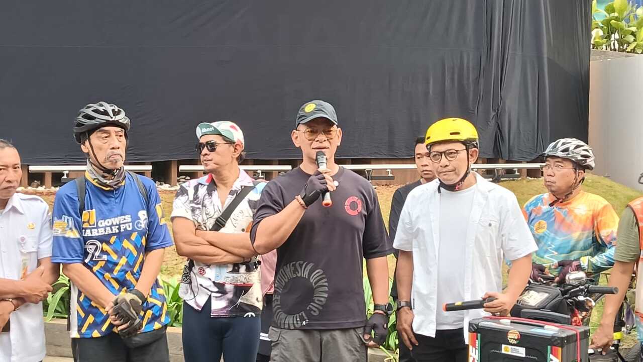Ketum NOC Indonesia, Raja Sapta Oktohari saat merayakan World Bicycle Day. (BolaSkor/Gazza Roosaryatama)