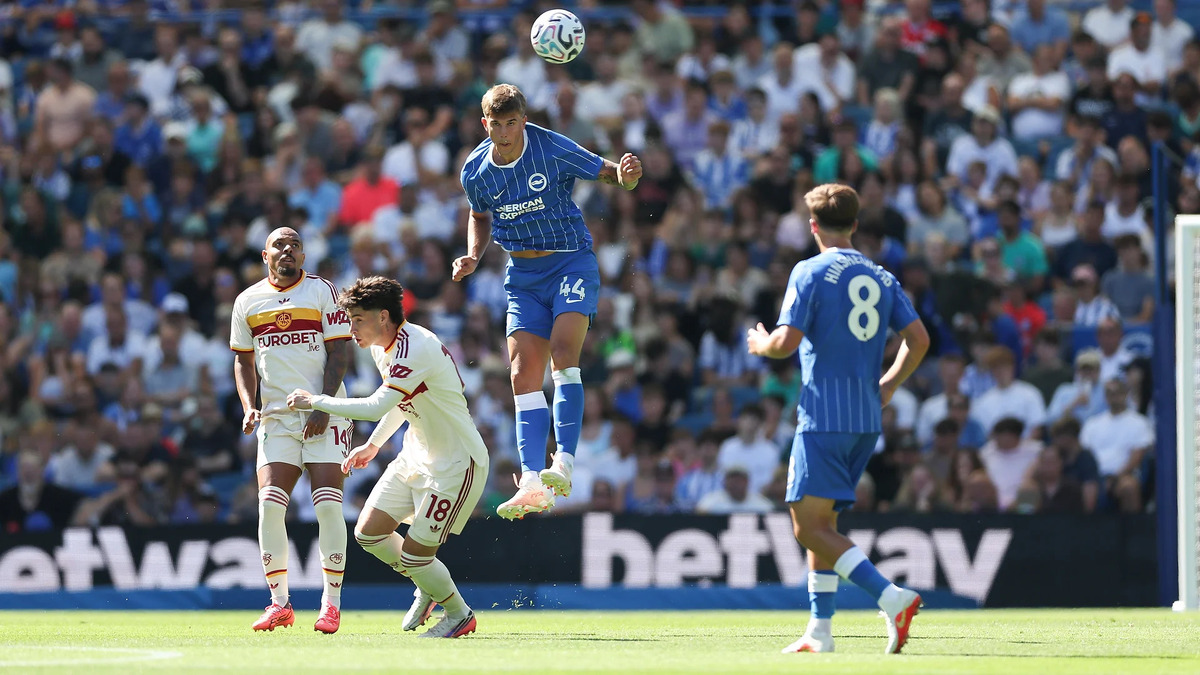 Aksi Luka Vuskovic saat Brighton & Hove Albion menghadapi AS Roma. (Laman Resmi Brighton & Hove Albion)