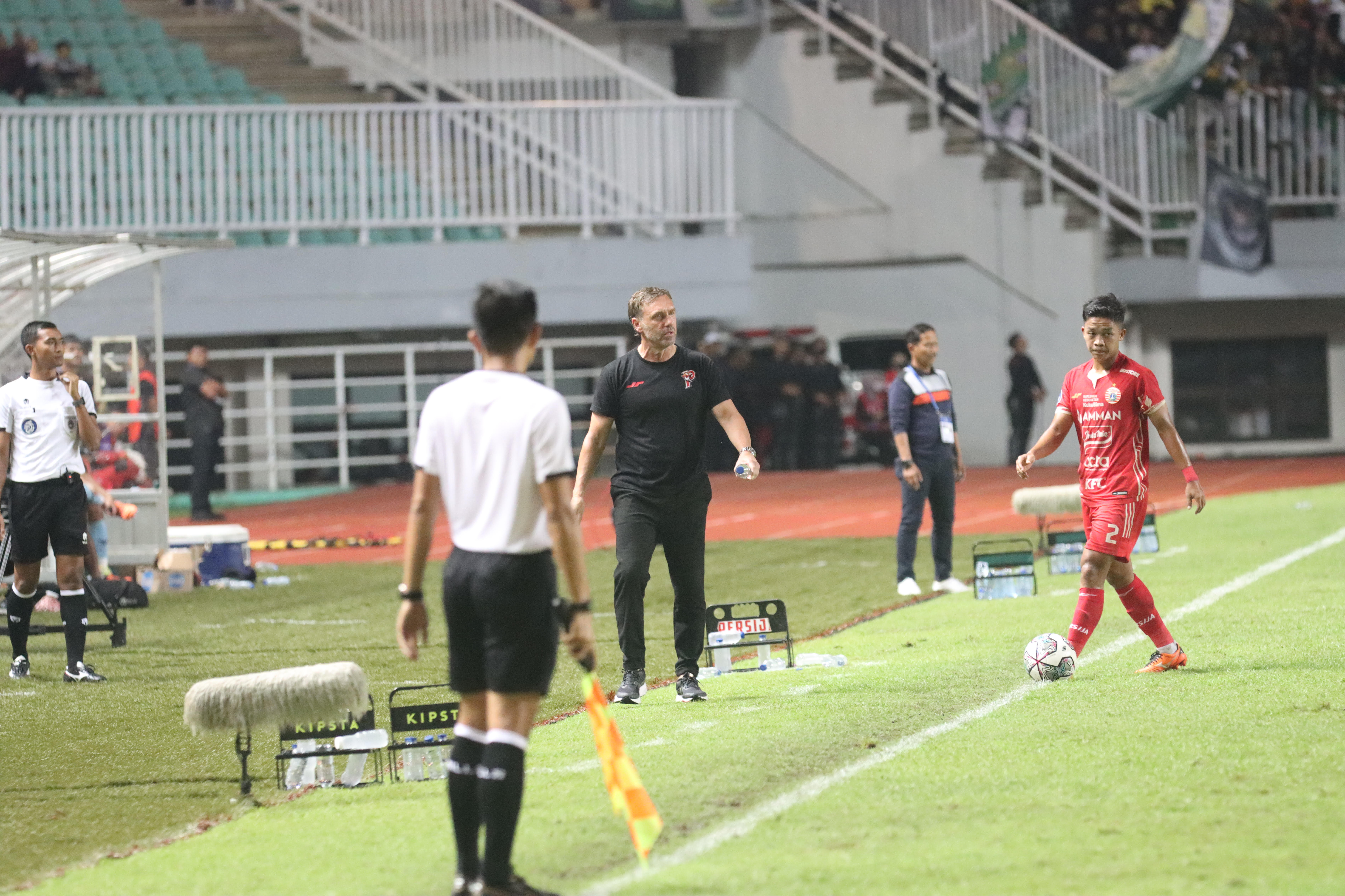 Persija Kebobolan Terus, Thomas Doll Sebut Timnya Masih Lebih Baik dari Manchester United