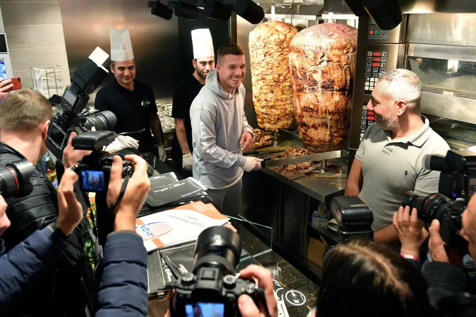 Jadi Juragan Kebab dan Es Krim, Kekayaan Lukas Podolski Nyaris Rp3 Triliun