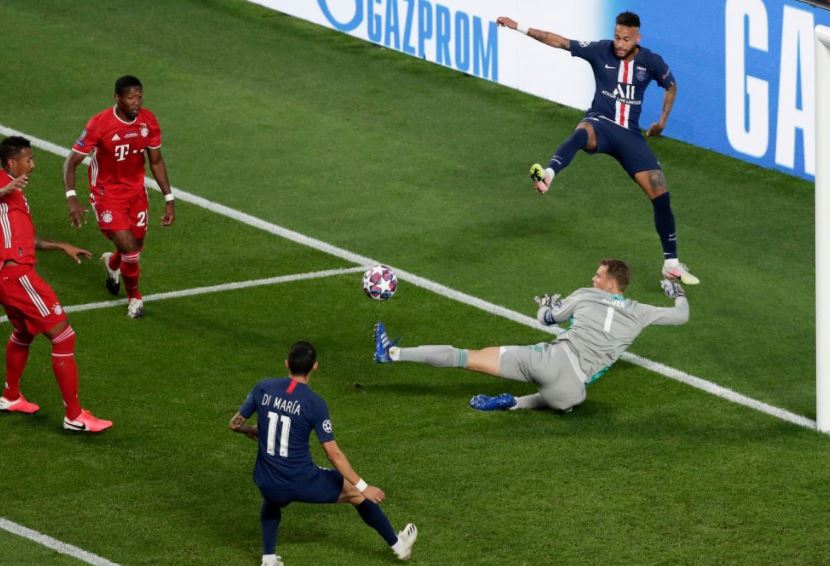  Manuel Neuer, Sweeper-Keeper yang Tak Lekang oleh Waktu