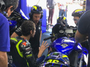 Belum Mau Pensiun, Musim Depan Rossi Ganti Kepala Kru