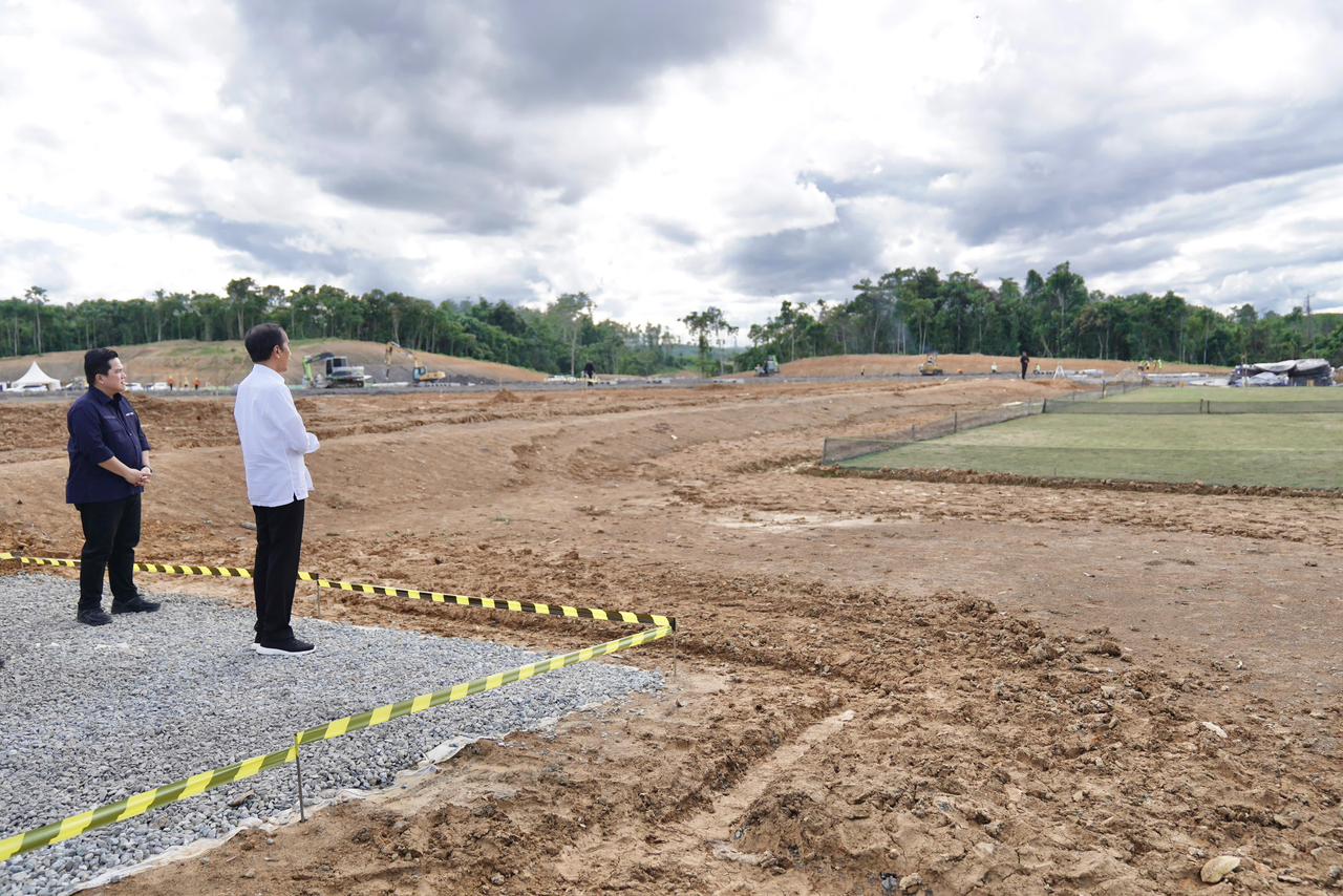 Dampingi Presiden Jokowi Tinjau IKN, Erick Thohir Optimistis Training Center PSSI Selesai Bulan Mei
