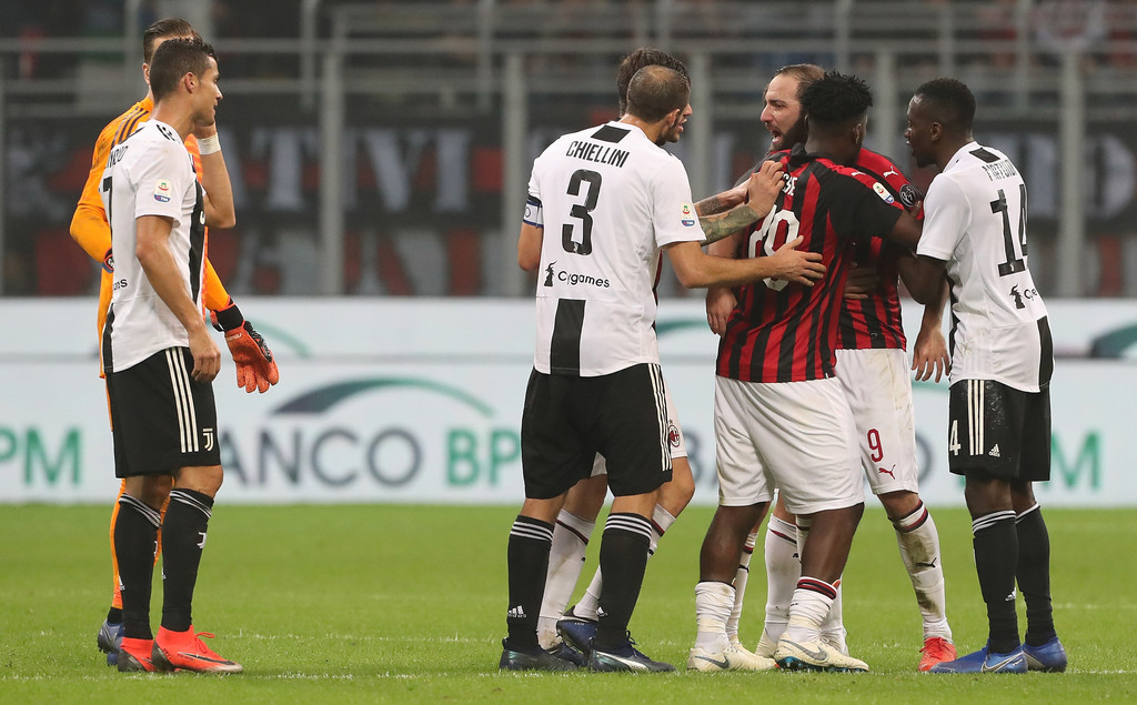 Keluar Lapangan Sembari Menangis, Ronaldo Berharap Sanksi Higuain Tidak Berat