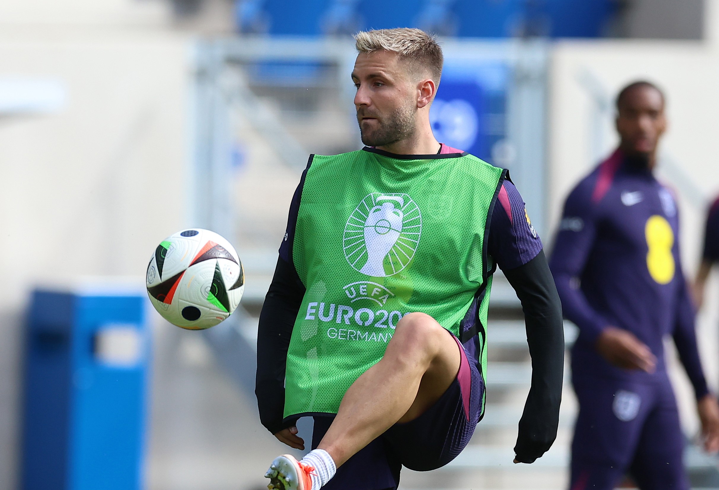 Euro 2024: Alasan Luke Shaw Mengenakan Rompi Hijau Ketika Latihan ...