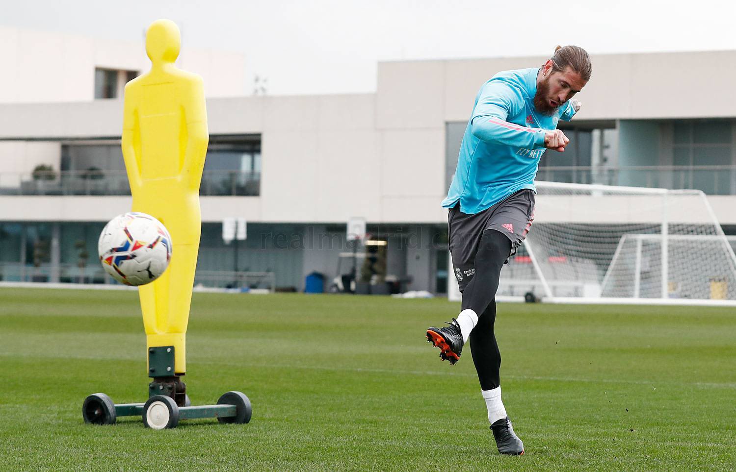 Sergio Ramos Beri Kode Keras Akan Tinggalkan Real Madrid