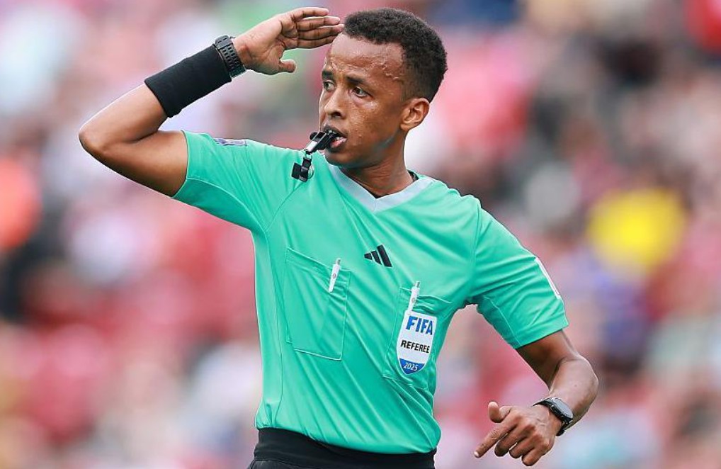 Ditolak Masuk Amerika Serikat, Omar Artan Cetak Sejarah Jadi Wasit Afrika Pertama yang Pimpin Piala Super Eropa