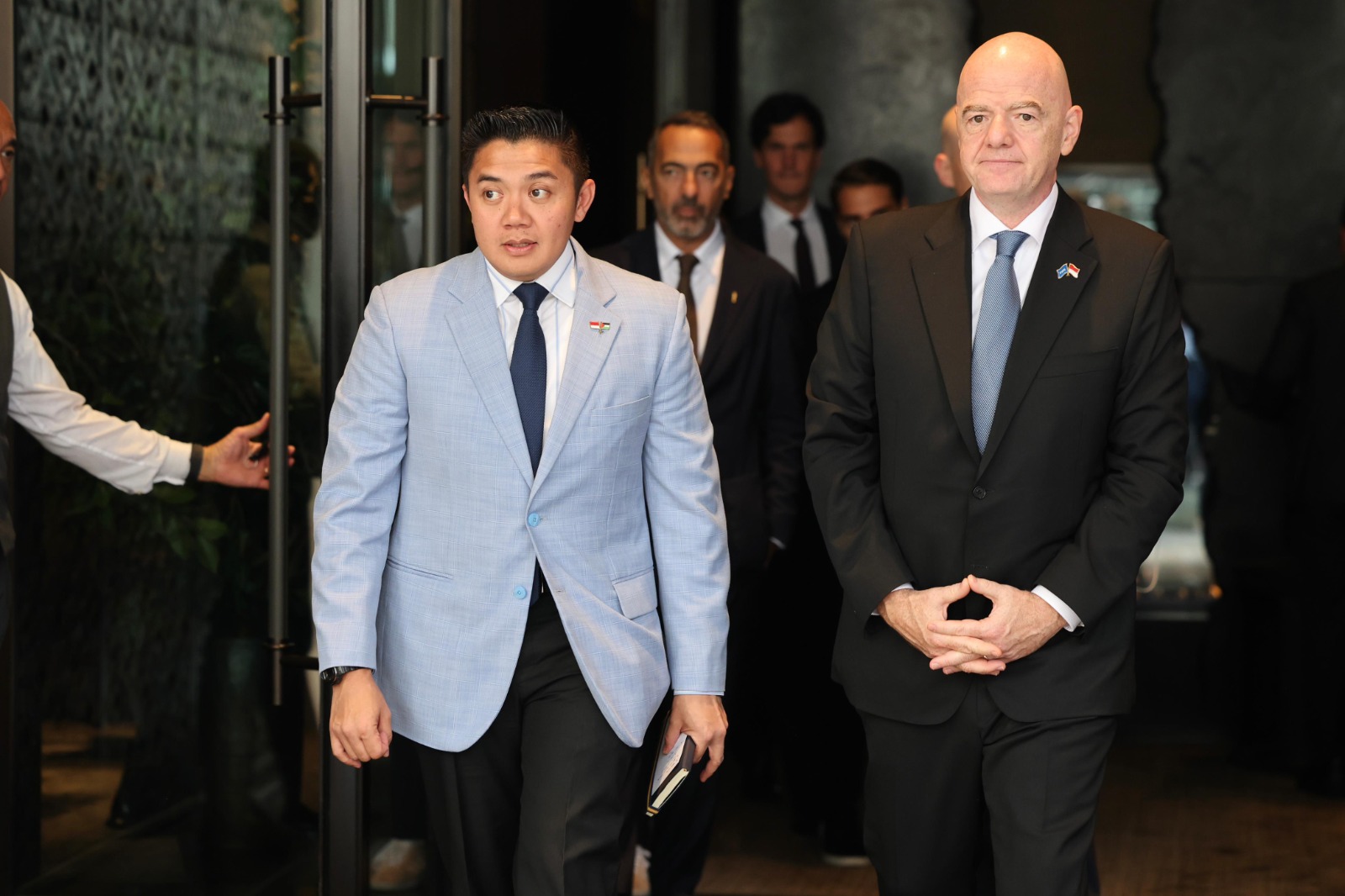 Momen Keakraban Presiden Gianni dengan Seskab Teddy, Sinyal Kolaborasi Indonesia dengan FIFA Makin Kuat