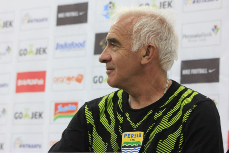 Inginkan Gaji Naik, Pelatih Persib Tolak Bonus dari Umuh Muchtar