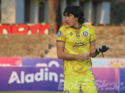 Puji Kiper Arema FC Julian Schwarzer, Pelatih Persis Solo Langsung Menatap Dewa United FC