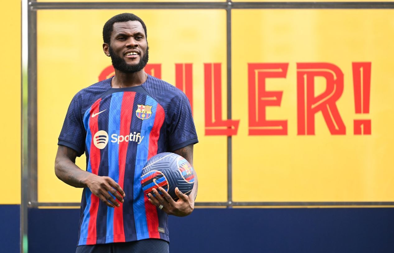 Dikenalkan di Camp Nou, Franck Kessie Disambut Presiden Barcelona