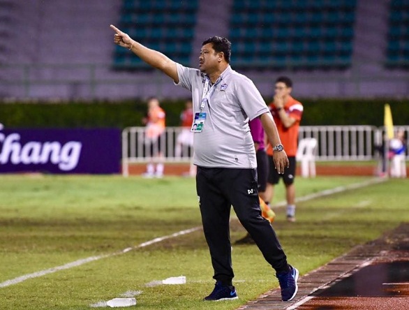 Pelatih Timnas Thailand Khawatirkan Kondisi Lapangan di Indonesia 