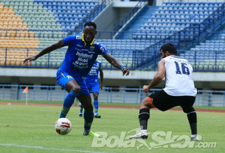 Robert Rene Alberts Soroti Rumput dan Pertahanan TIRA-Persikabo Pasca Uji Coba