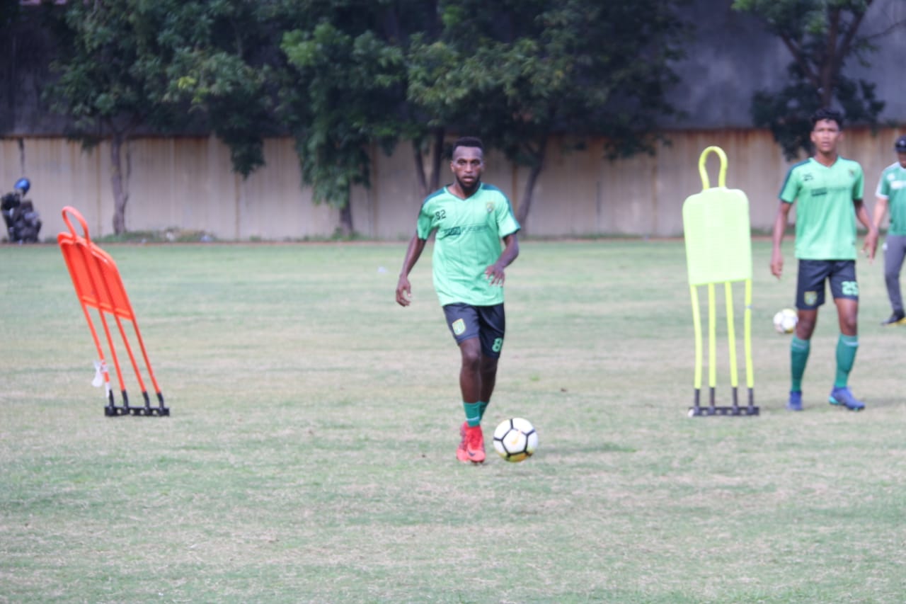 Elisa Basna, Adik Yanto Basna yang Tertantang Bersama Persebaya Surabaya