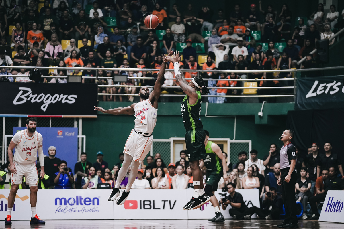Travin Thibodeaux dijaga ketat Darious Moten di final IBL 2026. (IBL)