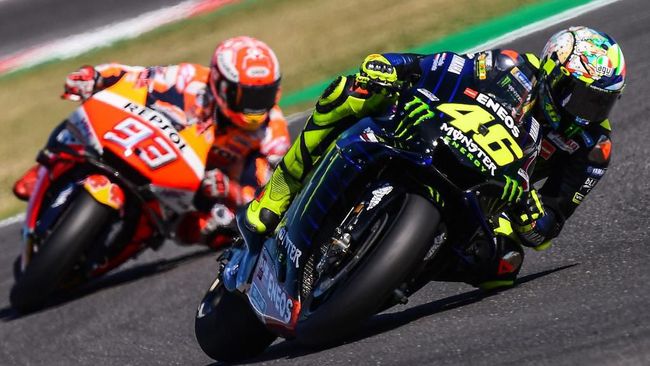 Valentino Rossi Sengaja Biarkan Marc Marquez Lewat
