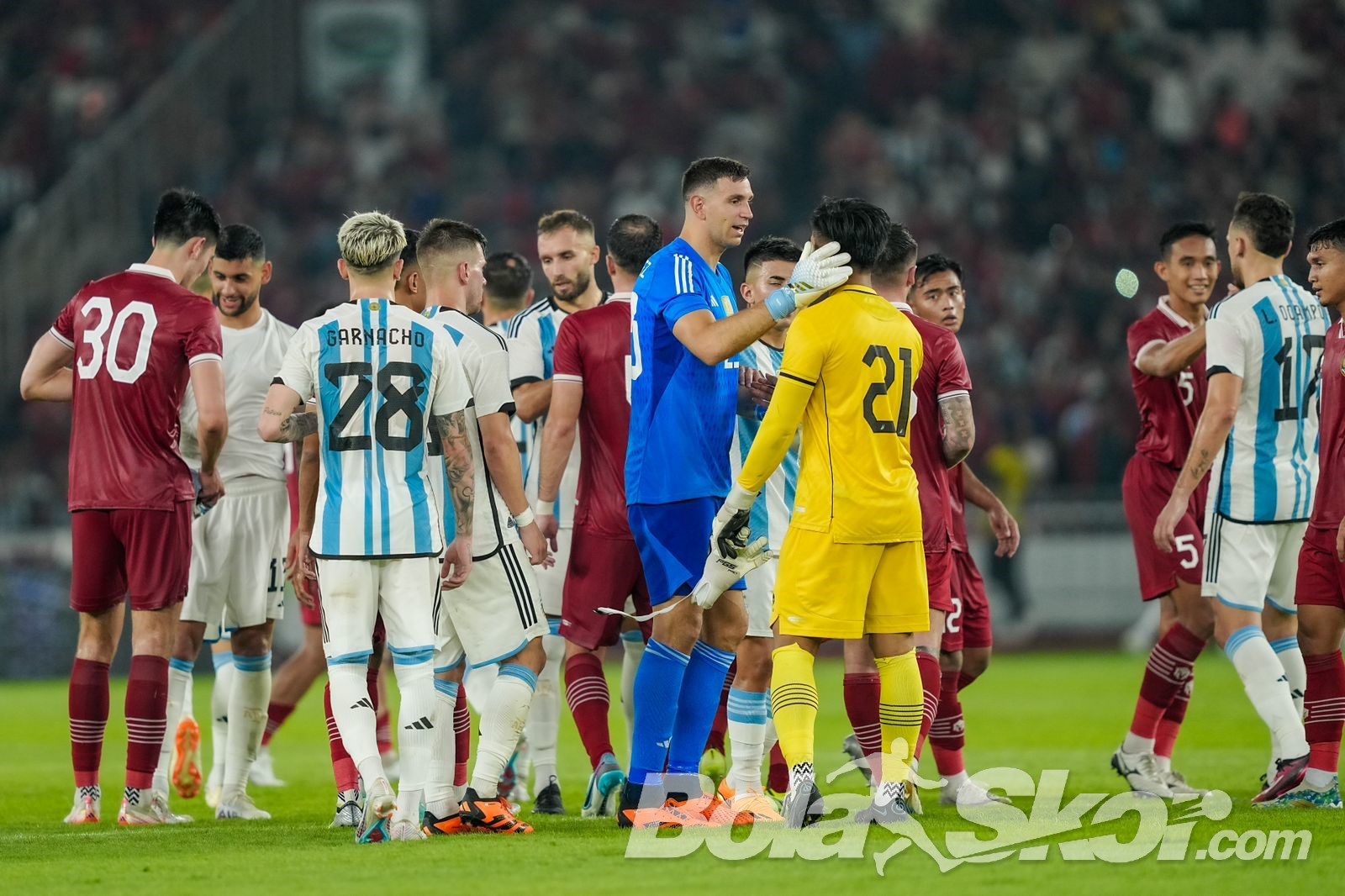 Ungkapan Ernando Ari Sutaryadi Setelah Diberi Jersey Emiliano Martinez