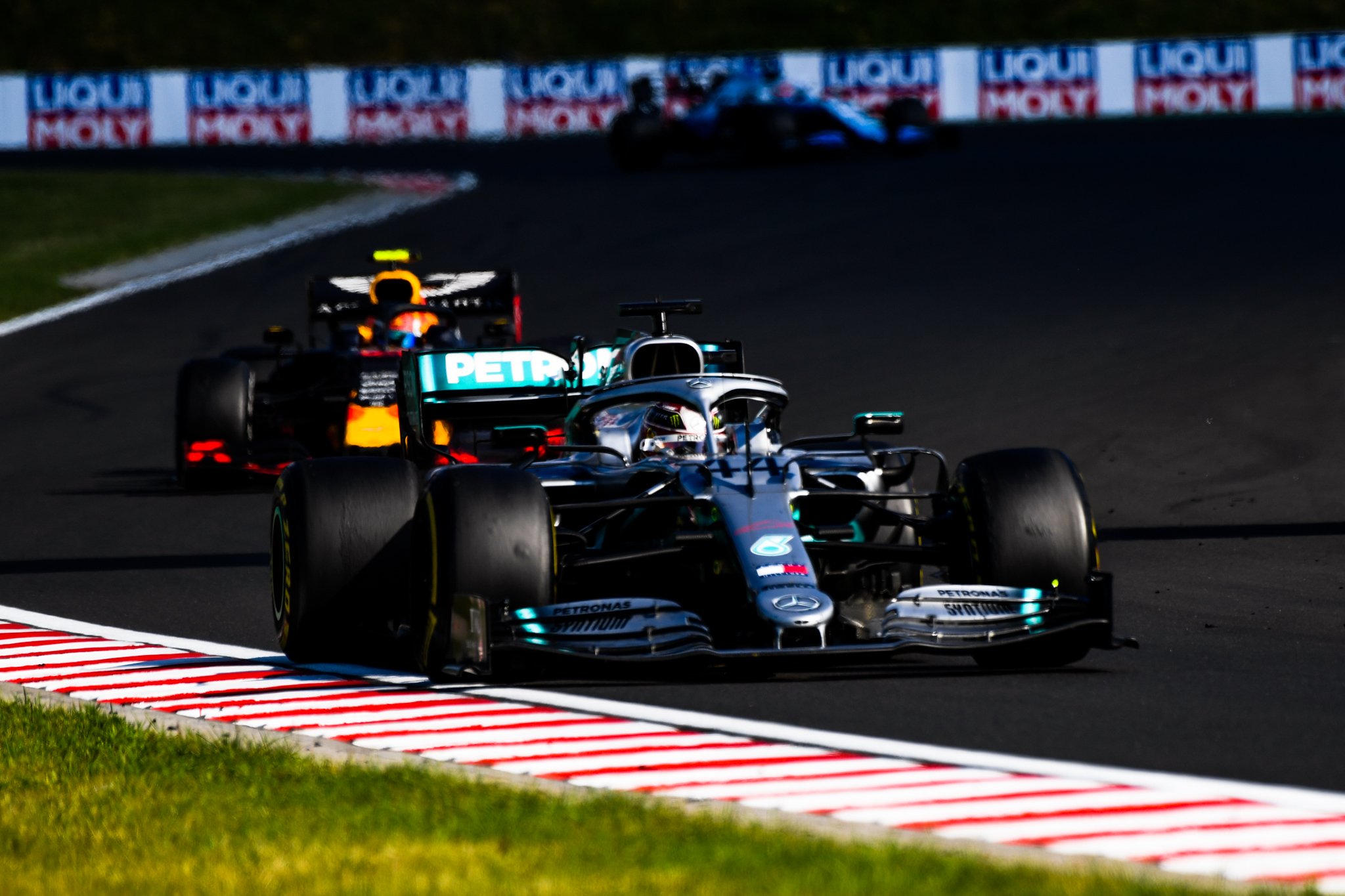 Lewis Hamilton Yakin Tantangan dari Red Bull dan Ferrari Bakal Lebih Berat ke Depannya