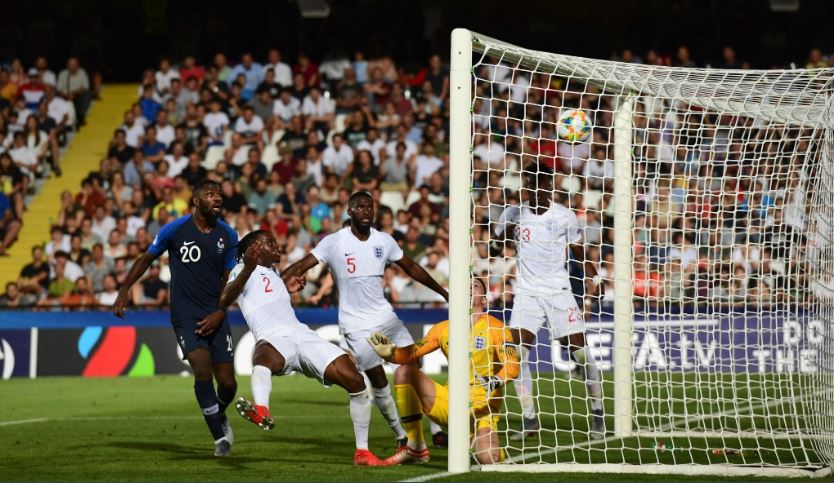 Piala Eropa U-21: Gol Bunuh Diri Bek Incaran Man United Beri Kekalahan untuk Inggris