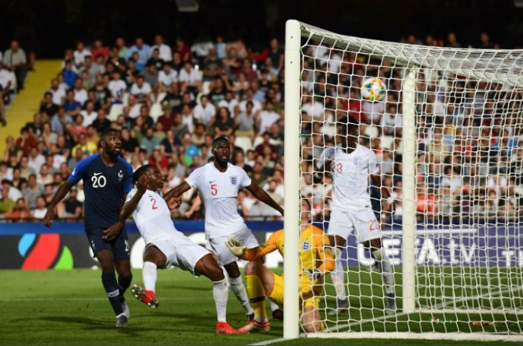 Piala Eropa U-21: Gol Bunuh Diri Bek Incaran Man United Beri Kekalahan untuk Inggris