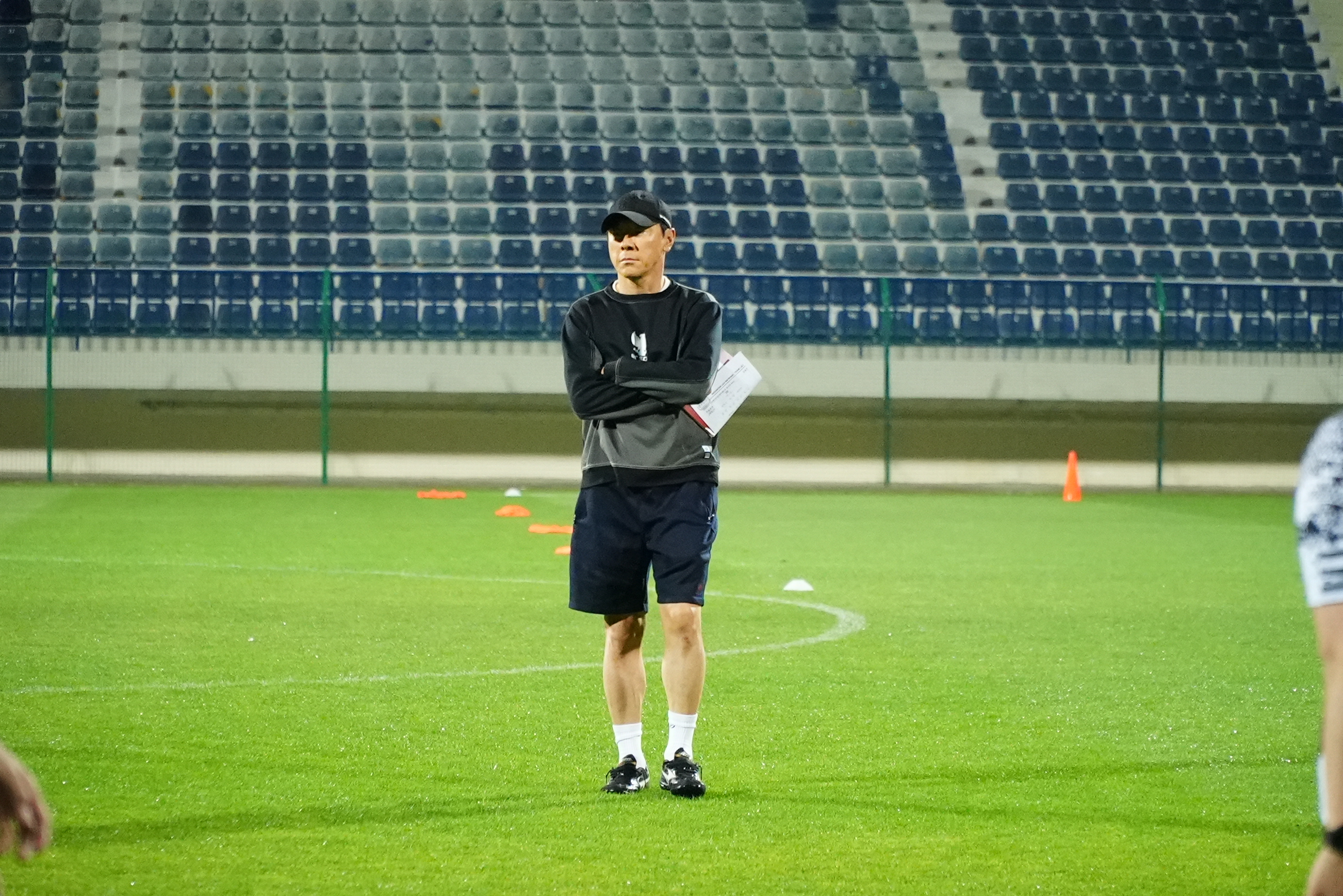 Viral Video Shin Tae-yong Bagi-bagi THR ke Pemain dan Ofisial Timnas U-23