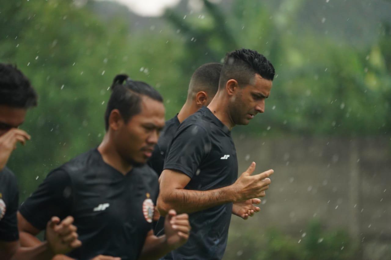 Gelar Latihan Perdana, Sudirman Fokus Benahi Fisik Pemain Persija