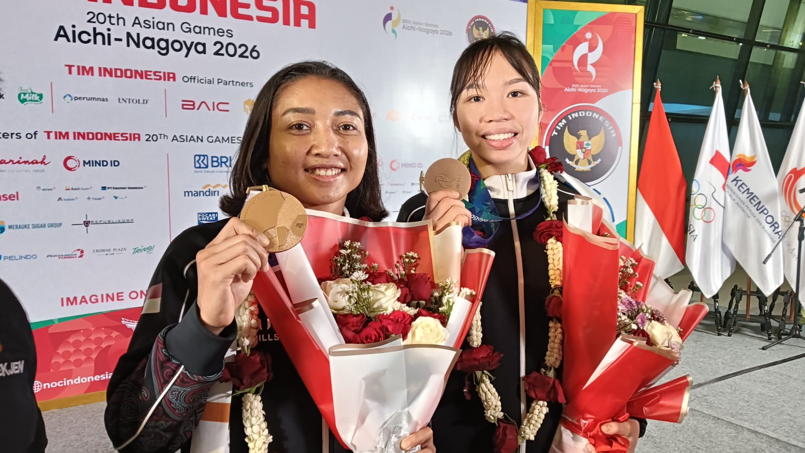 Karateka Indonesia, Cok Istri Agung Sanistyarani dan Leica Al Humaira Lubis. (BolaSkor.com/Gazza Roosaryatama)