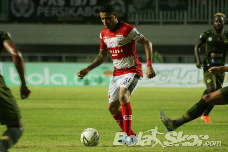 Bertahan di Madura United, Nilai Kontrak Alberto Goncalves Turun