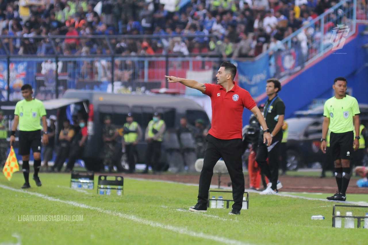 Kalah dari Persib di Laga Debut, Javier Roca Akui Posisinya di Arema FC Jadi Panas