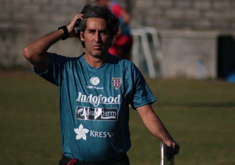 Stefano Cugurra Irit Bicara soal Rumor Ezra Walian ke Bali United