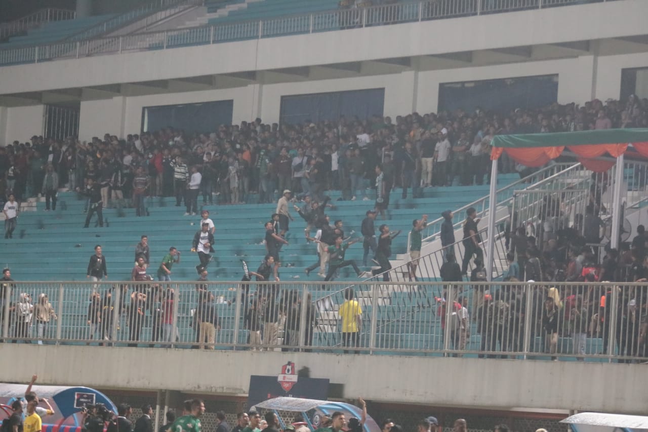 Laga Dihentikan, Ini Foto Rusuh Suporter Laga PSS Sleman Vs Arema FC