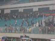 Laga Dihentikan, Ini Foto Rusuh Suporter Laga PSS Sleman Vs Arema FC