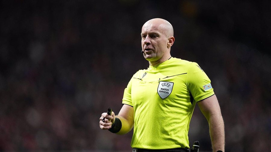 Menilik Kiprah Wasit Szymon Marciniak dalam Memimpin Laga Inter Milan dan Barcelona