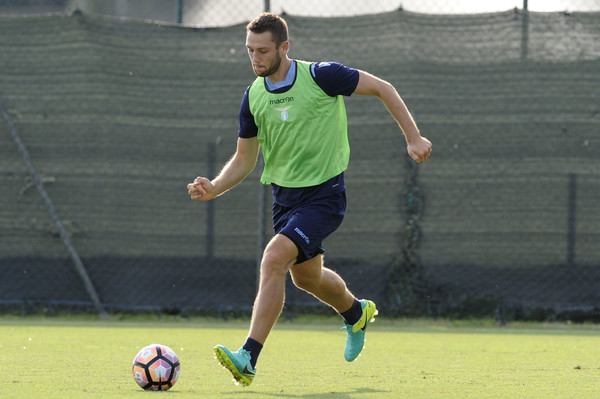 Stefan De Vrij Masuk Radar Transfer Dua Klub Besar Inggris
