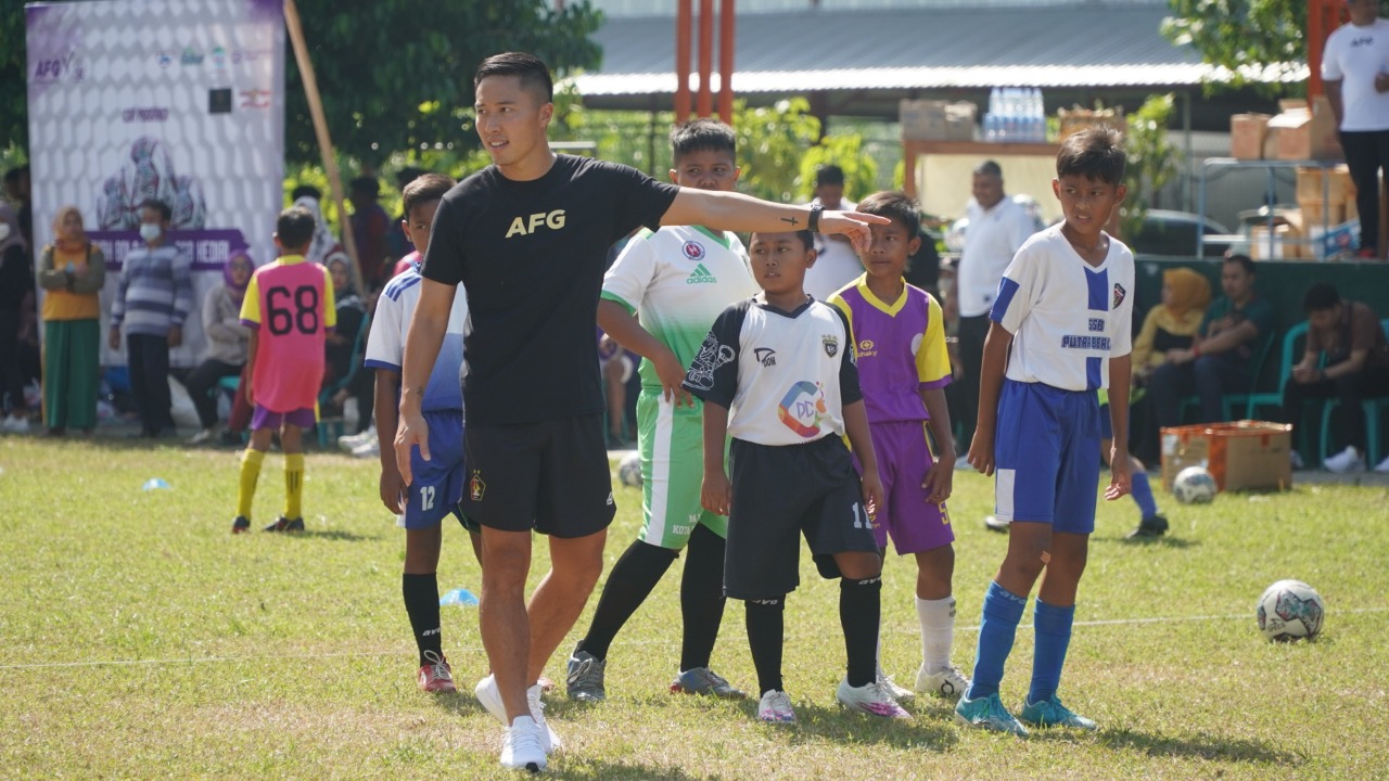 Persik Kediri Gelar Coaching Clinic dan Bagikan 100 Bola