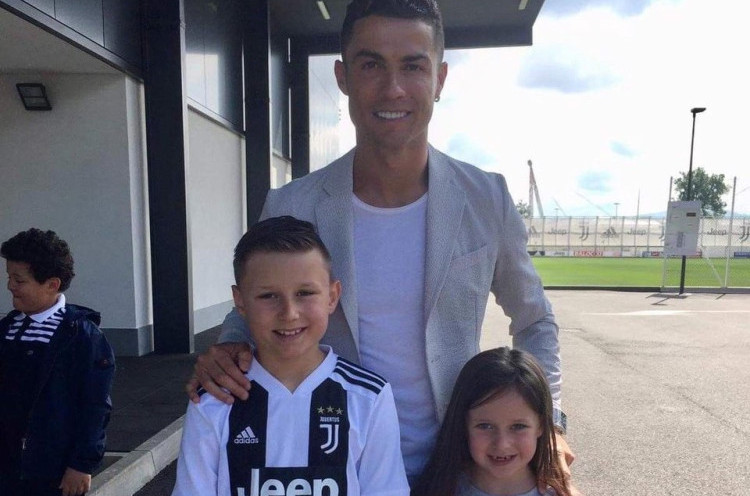 Cristiano Ronaldo Wujudkan Mimpi Anak Penderita Tumor Otak
