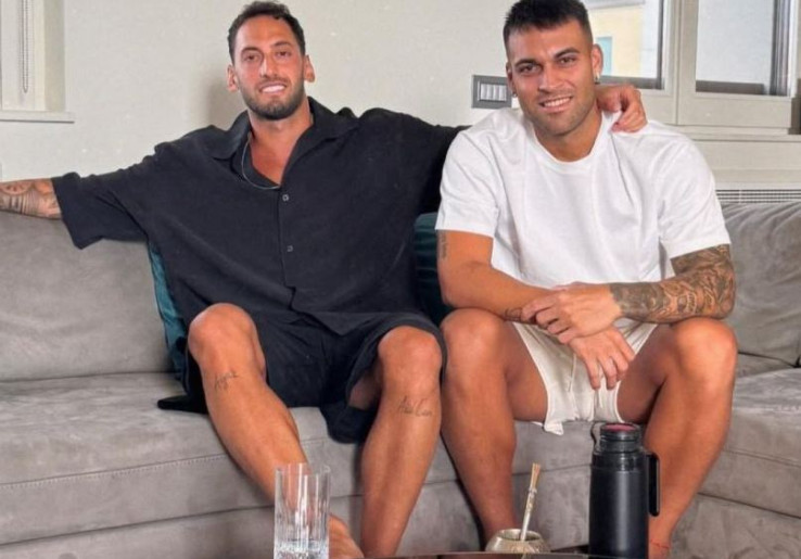 Berdamai, Hakan Calhanoglu Duduk dan Tersenyum Bersama Lautaro Martinez