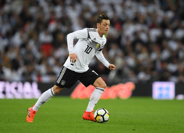 Pique Tolak Rencana Barcelona Gaet Ozil