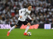 Pique Tolak Rencana Barcelona Gaet Ozil